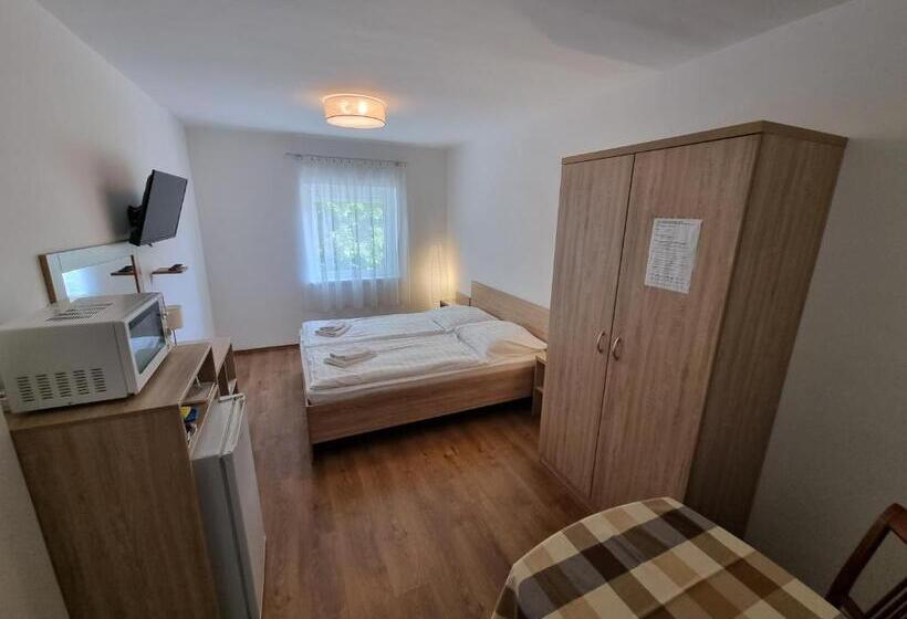 Номер Стандарт Вид на Сад, ádám Apartmanház