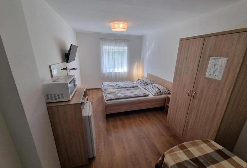 Номер Стандарт Вид на Сад, ádám Apartmanház