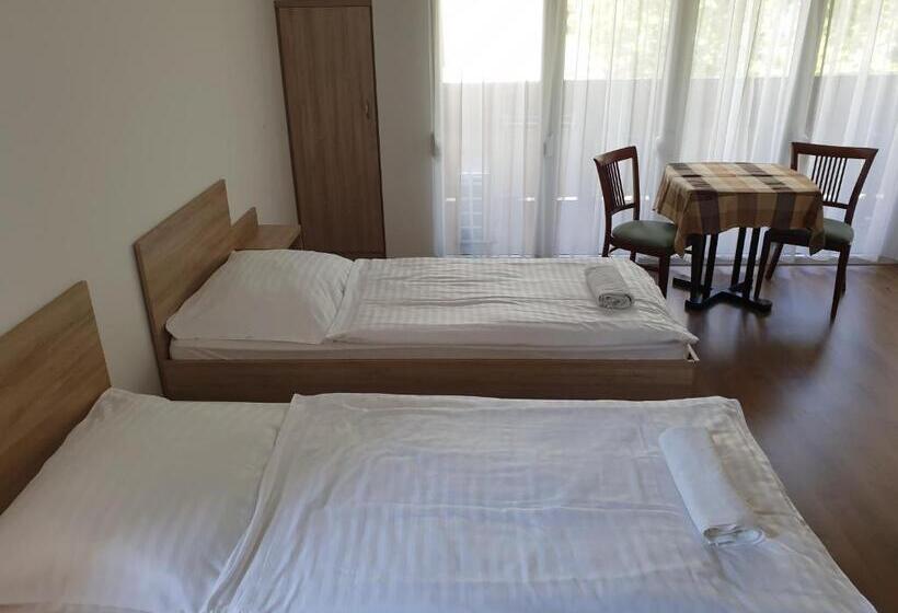 Номер Стандарт Трехместный, ádám Apartmanház
