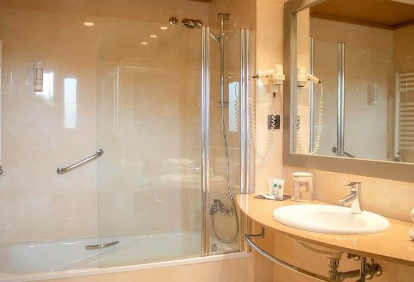 Трехместный Номер Стандарт Вид на Бассейн, Golden Bahia De Tossa & Spa 4 Sup