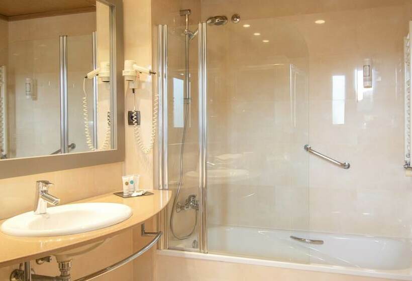 Стандартный четырехместный номер с видом на бассейн, Golden Bahia De Tossa & Spa 4 Sup