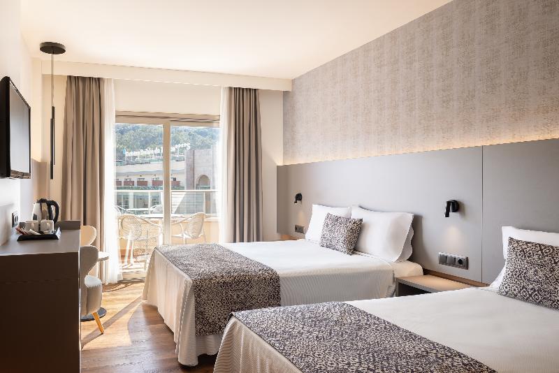 Трехместный Номер Стандарт Вид на Бассейн, Golden Bahia De Tossa & Spa 4 Sup