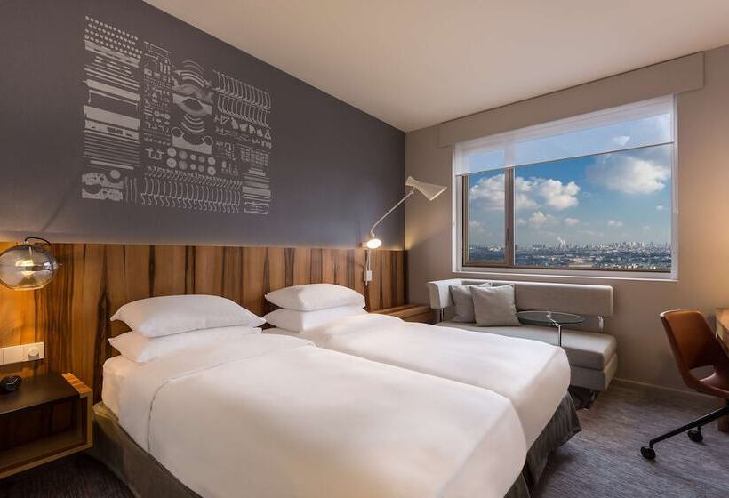 اتاق خانوادگی, Hyatt Regency Paris Etoile