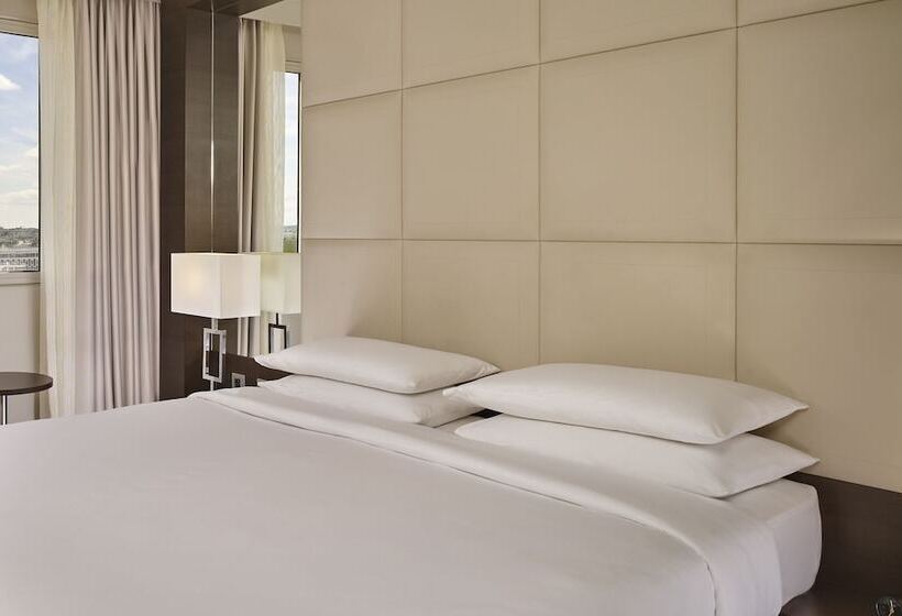 اتاق خانوادگی, Hyatt Regency Paris Etoile