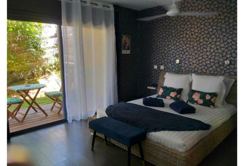 سوییت با چشم‌انداز استخر, Suite Indigo Jacuzzi Prive Piscine Vue Mer Acces Cuisine Laverie