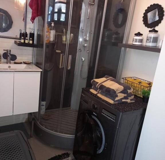 سوییت با چشم‌انداز استخر, Suite Indigo Jacuzzi Prive Piscine Vue Mer Acces Cuisine Laverie