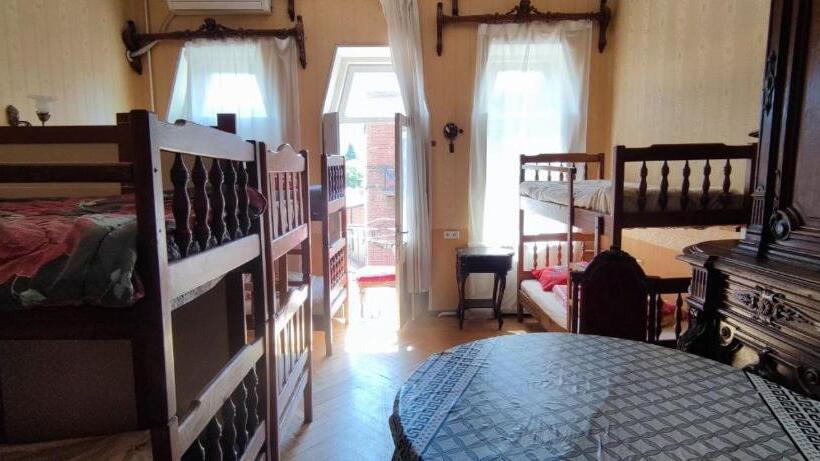 تختخواب در اتاق مشترک, Guest House Irina Tbilisi