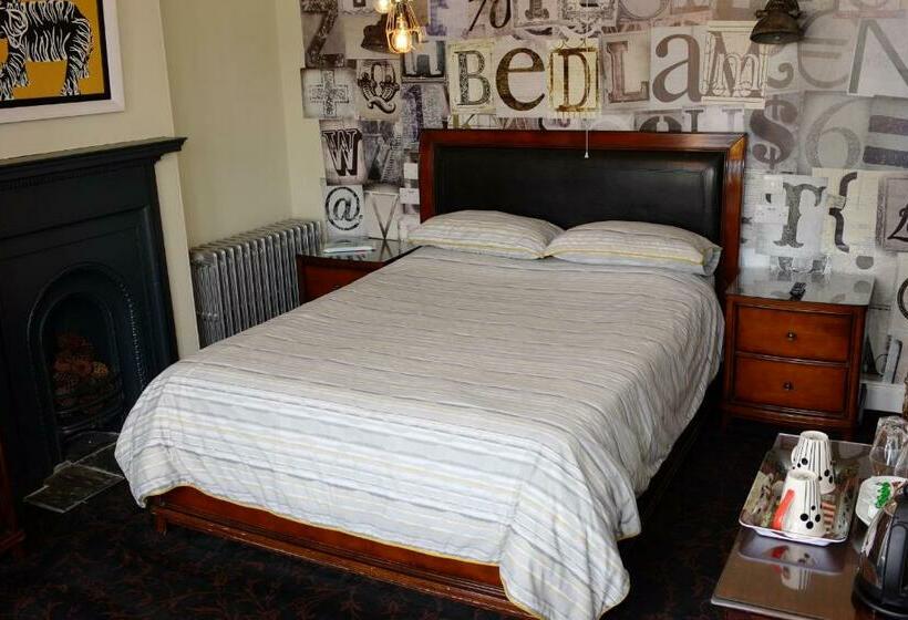 اتاق استاندارد با تخت بزرگ, Bedlam House
