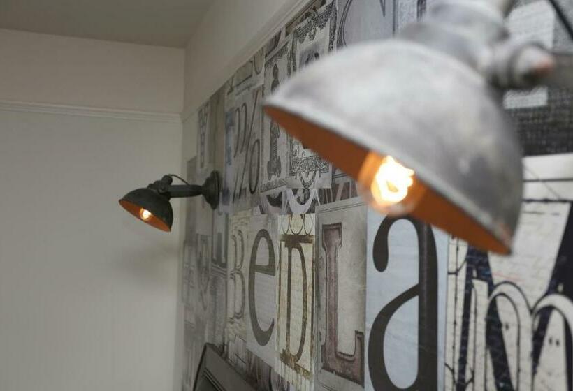 اتاق استاندارد با تخت بزرگ, Bedlam House