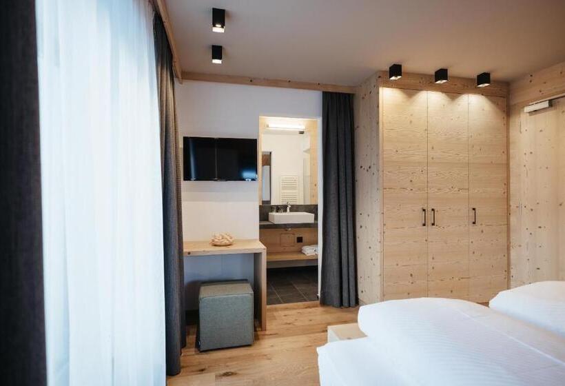 Номер Стандарт с Балконом, Berghotel Sanví