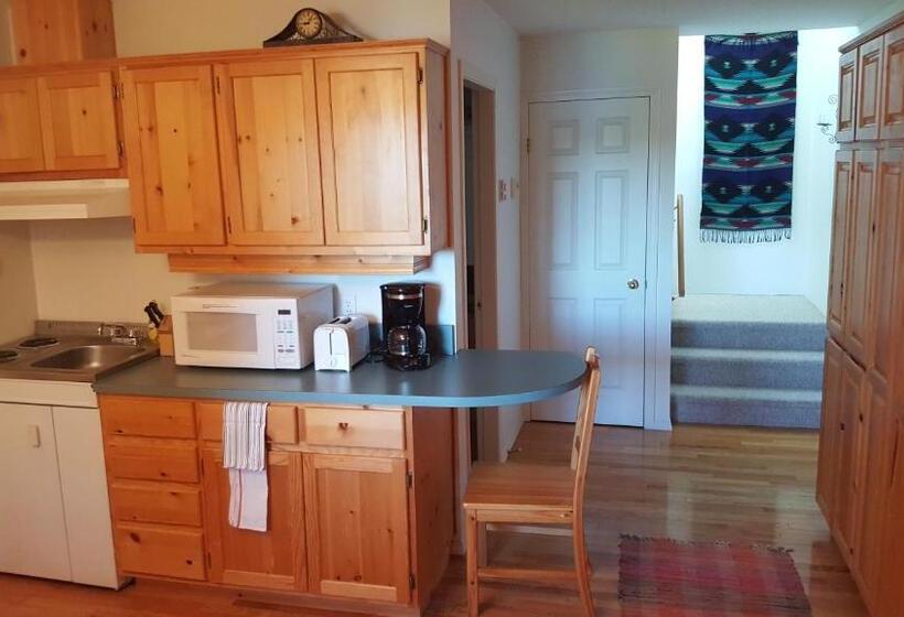 Suite with lake view, Wettstone Guest Ranch