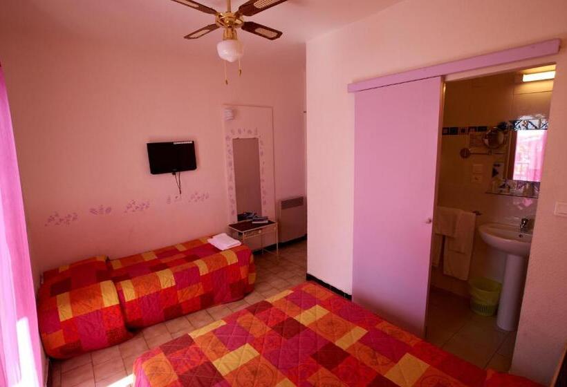 Трехместный Номер Стандарт с Балконом, Hôtel Le Bon Accueil
