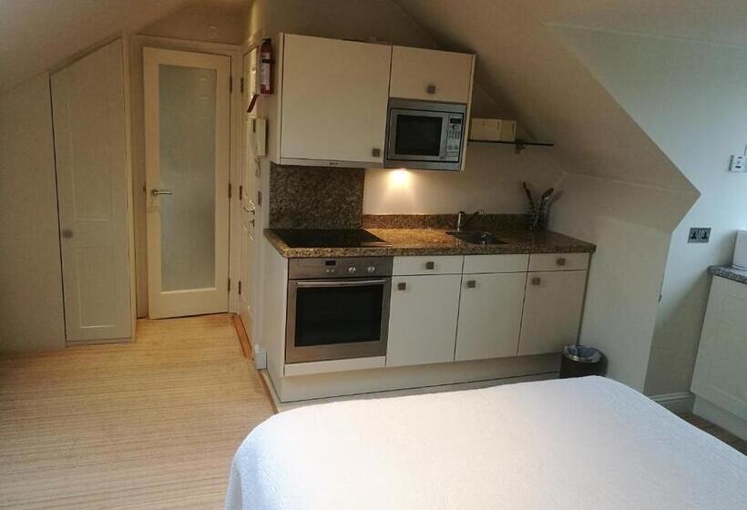 스탠다드 스튜디오, Crawford House  Scholarlee Living Apartments