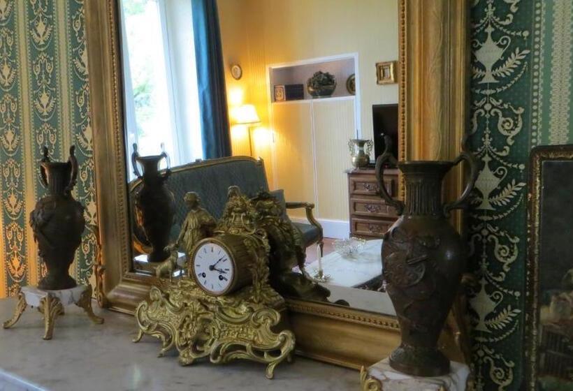 Номер Deluxe, Le Bailli De Montsaugeon