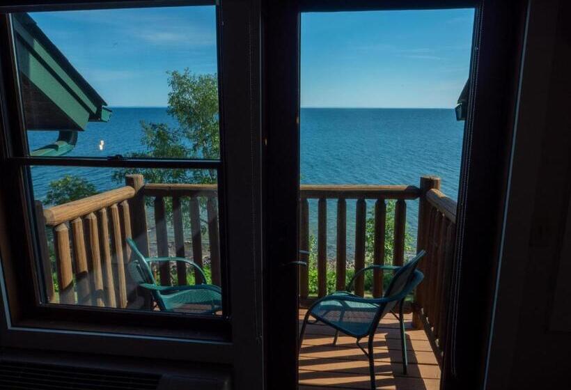 Suite with lake view, Grand Superior Lodge