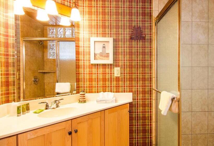 Suite with lake view, Grand Superior Lodge