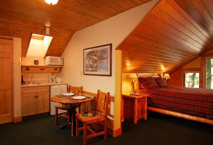 Suite with lake view, Grand Superior Lodge