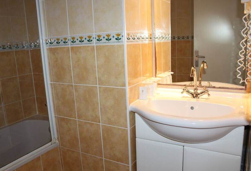 Номер Стандарт Трехместный, Hôtel Le Clos Des Pins