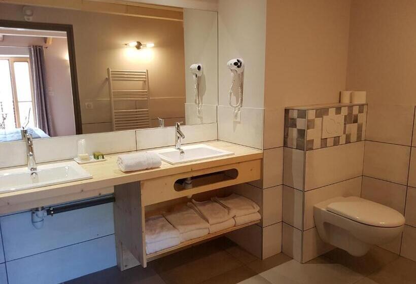 Семейный Номер Вид на Сад, Logis Spa Hotel Restaurant De La Poste