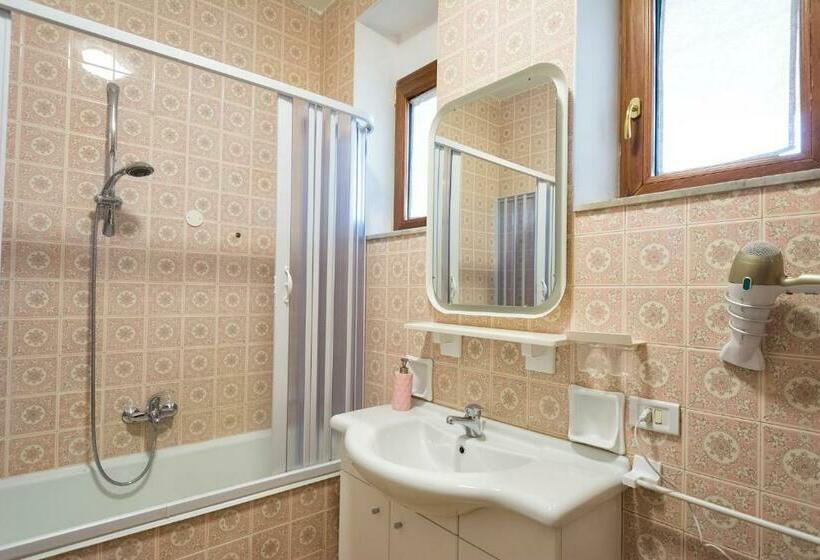 اتاق استاندارد چهارنفره با سرویس بهداشتی مشترک, Snowake House