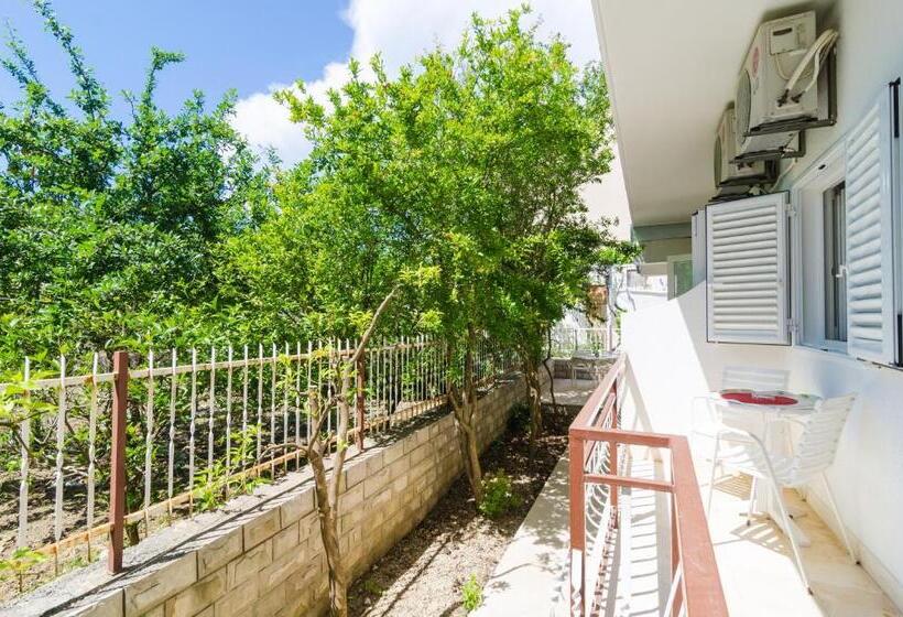 Студио Стандарт Вид на Сад, Rooms & Apartments Barišić