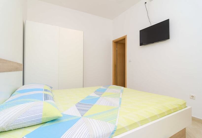 Студио Стандарт Вид на Сад, Rooms & Apartments Barišić
