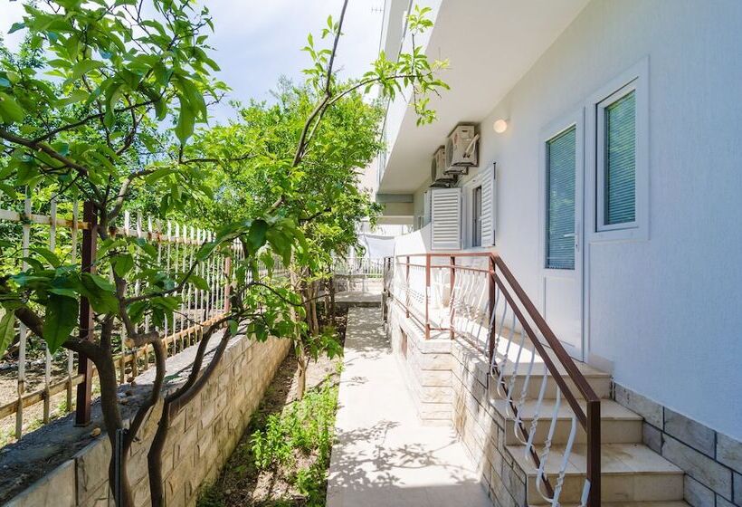 Студио Стандарт Вид на Сад, Rooms & Apartments Barišić