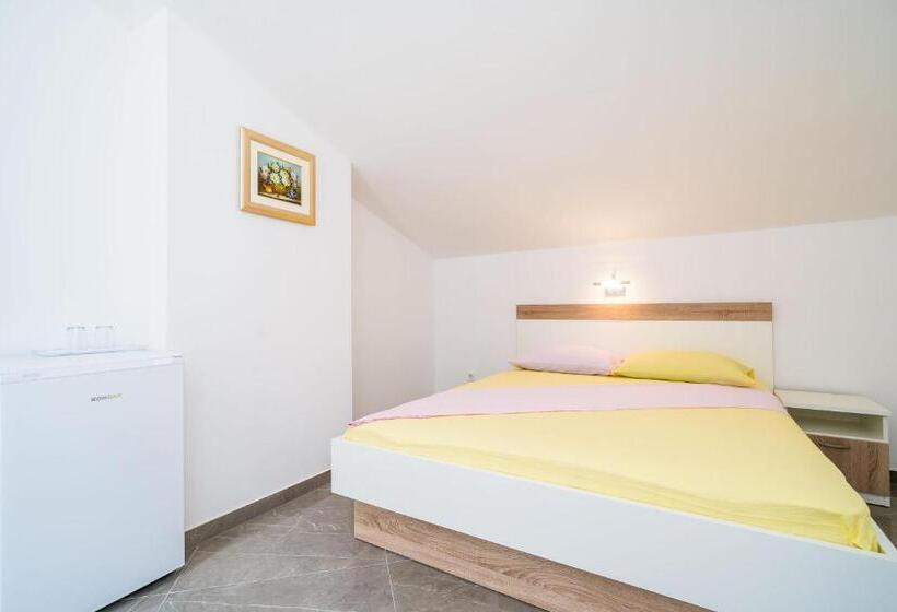 Номер Стандарт с Балконом Вид на Сад, Rooms & Apartments Barišić