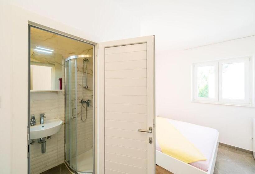 Номер Стандарт Вид на Сад, Rooms & Apartments Barišić