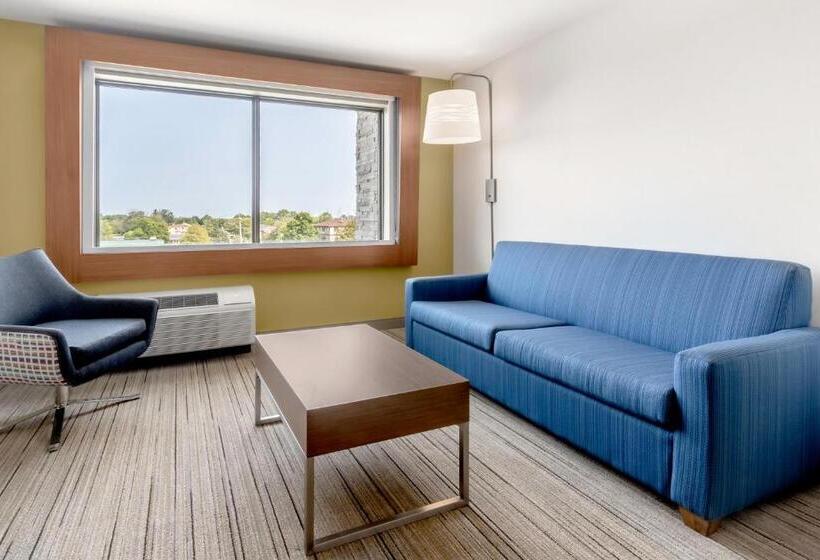 带大床的套房, Holiday Inn Express Milwaukee West Allis By Ihg