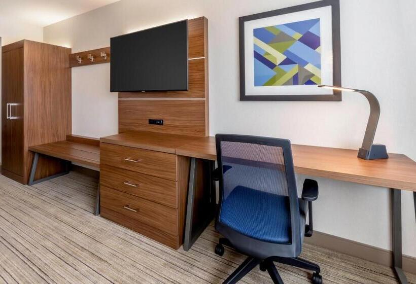 残疾人使用的带特大床的标准间, Holiday Inn Express Milwaukee West Allis By Ihg