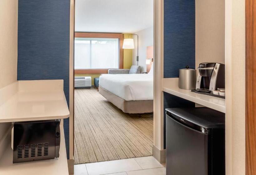 适合残疾人士使用的带超级大床的标准间, Holiday Inn Express Milwaukee West Allis By Ihg