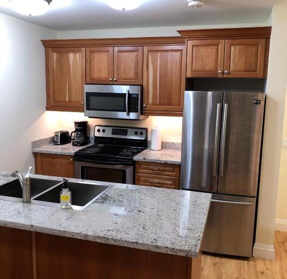 Suite with lake view, Muskoka Lakes Hotel And Resorts