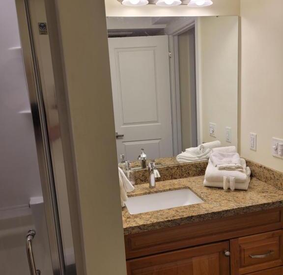Suite with lake view, Muskoka Lakes Hotel And Resorts