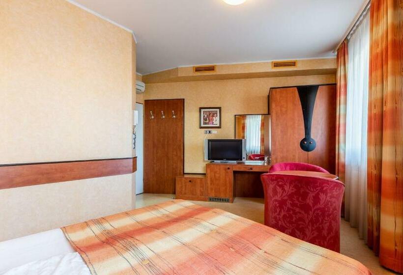 Номер Стандарт, Corner Motel