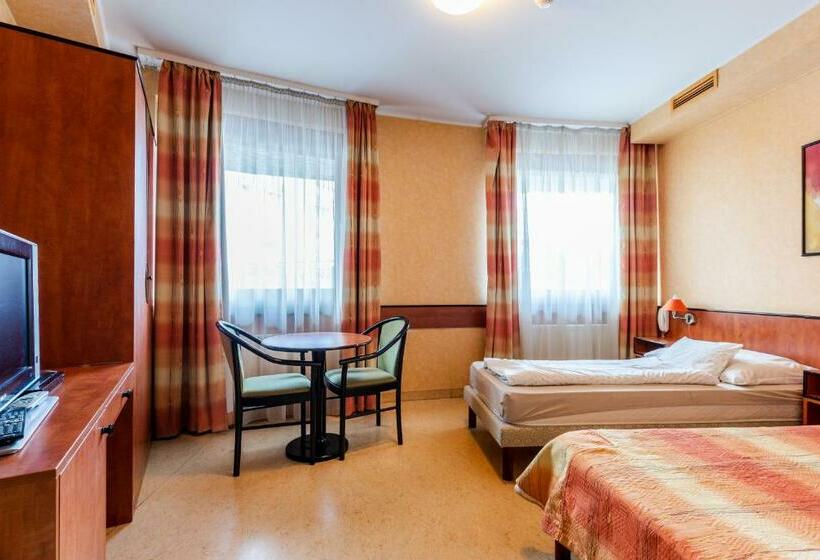 Номер Стандарт, Corner Motel