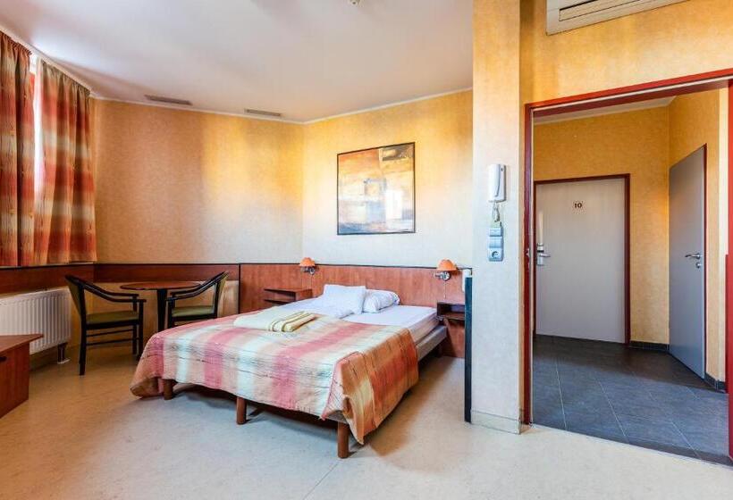 Номер Стандарт, Corner Motel