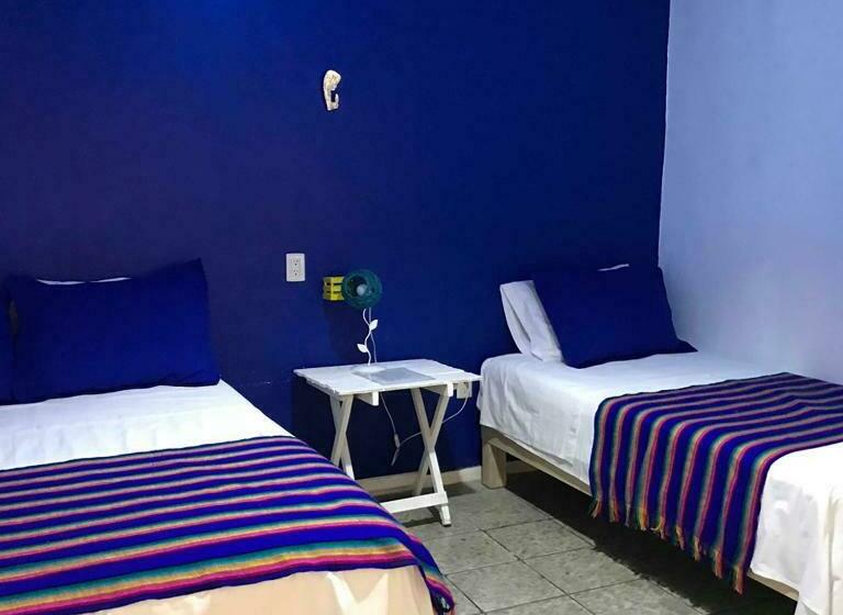 חדר סטנדרט לשלושה עם חדר אמבטיה משוף, Hostal Tlaquepaque