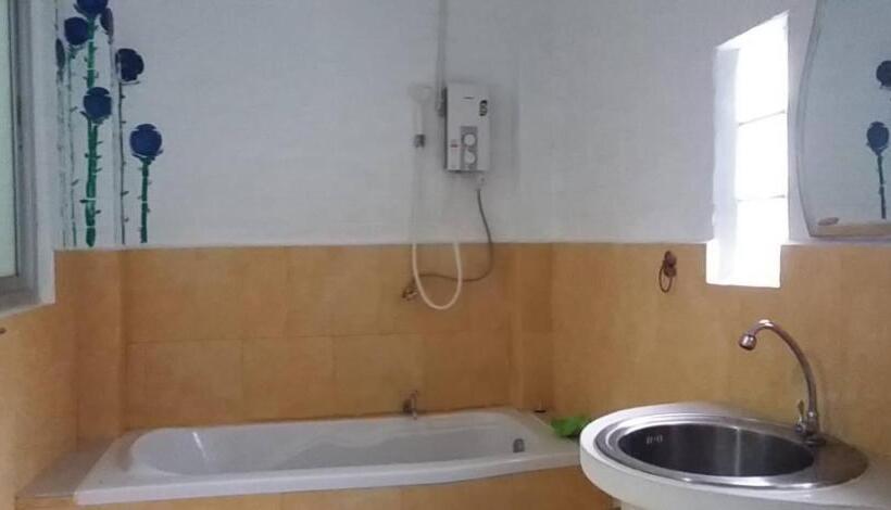 اتاق استاندارد سه تخته با بالکن, Banthorphan Resort