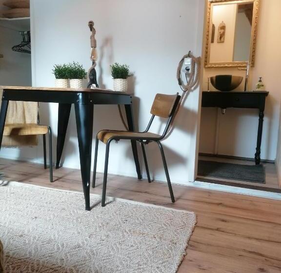Номер Deluxe, Logement Doosje