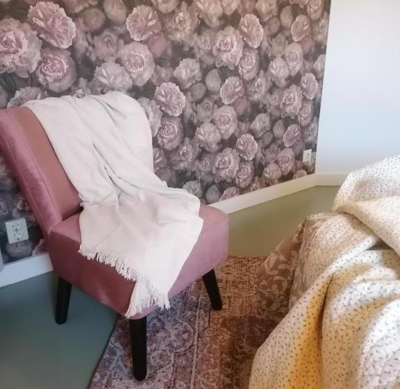 Номер Deluxe, Logement Doosje