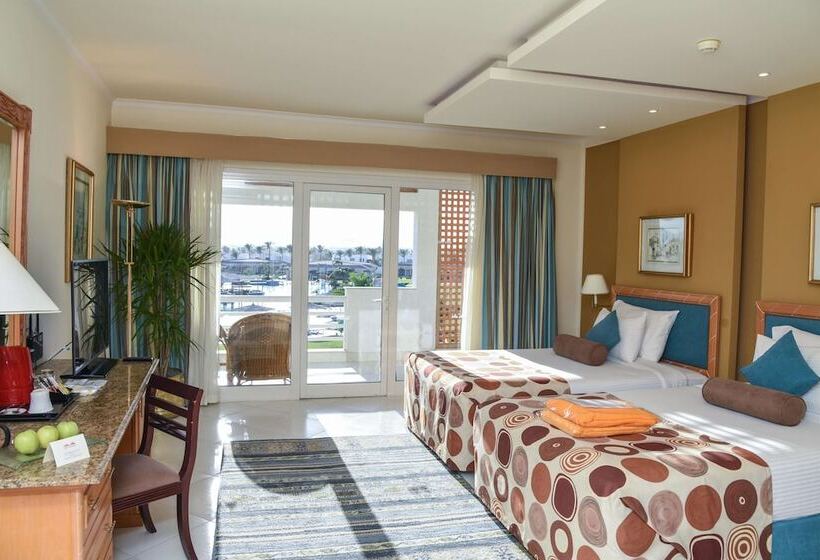 اتاق سوپریور با چشم‌انداز استخر, Pickalbatros Golf Beach Resort