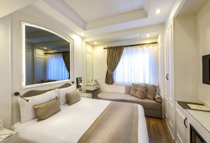 Family Room, Yasmak Sultan