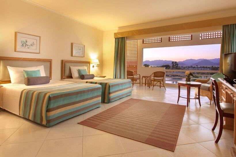 اتاق سوپریور با چشم‌انداز استخر, Pickalbatros Golf Beach Resort