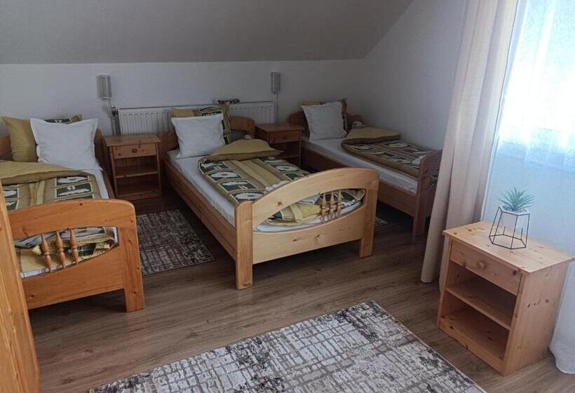 اتاق استاندارد سه تخته با سرویس بهداشتی مشترک, Nárcisz B&b