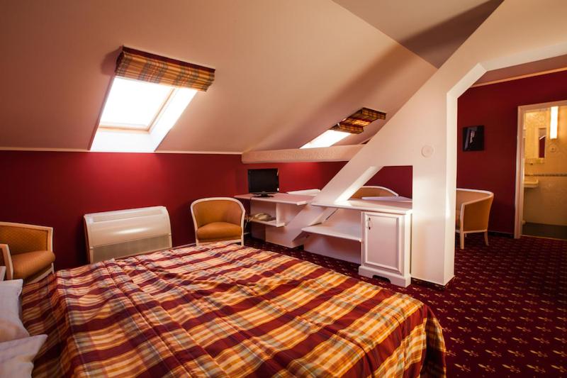جناح جونيور, Park Hotel Tartuf