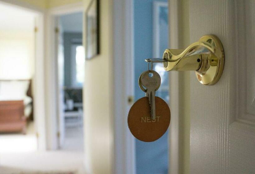 סוויטה דלוקס, The Empty Nest B & B