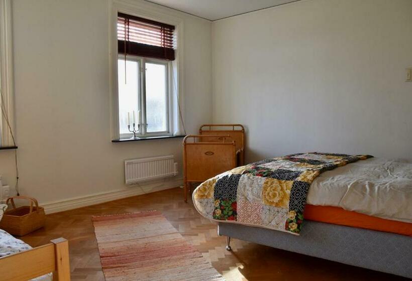 Семейный Номер, Mooi! Gula Huset