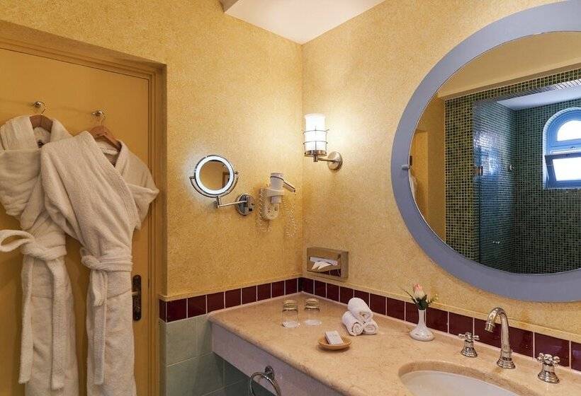اتاق استاندارد با تخت بزرگ, Strand Beach Resort
