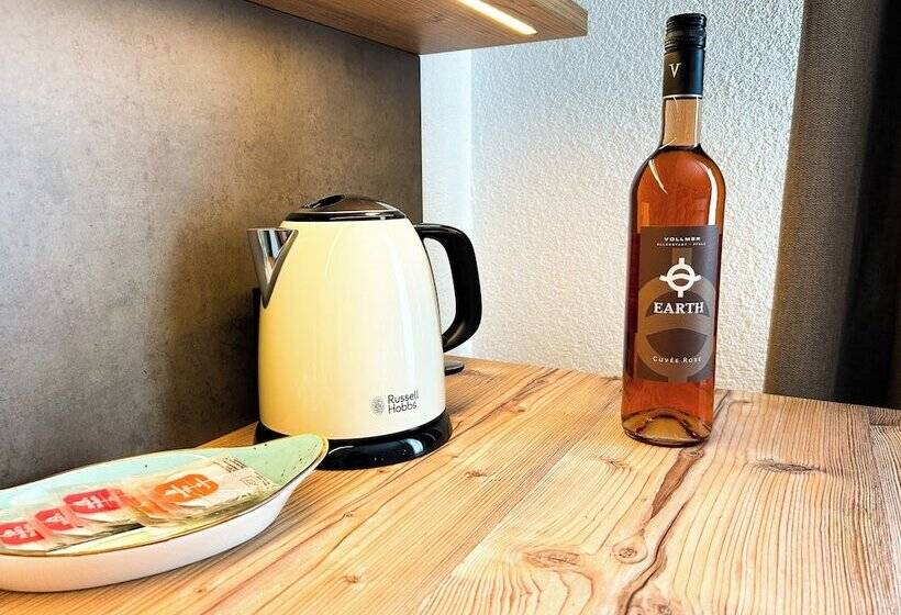 غرفة قياسية ثلاثية, Gasthof Zum Ritter   A Cozy Historical Landmark